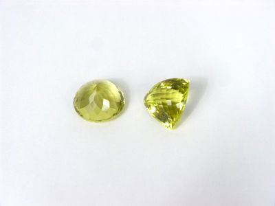 une paire de saphirs jaunes sur un fond blanc