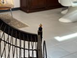 un oiseau perché sur une chaise dans la salle de bains