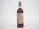 une bouteille de vin posée sur une table
