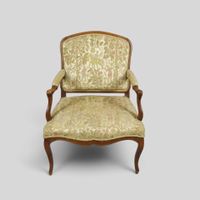 Fauteuil à dossier droit en noyer mouluré et sculpté, accoto…