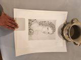 une personne tenant un morceau de papier sur lequel figure un dessin