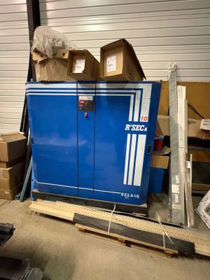 une machine bleue qui se trouve dans un entrepôt