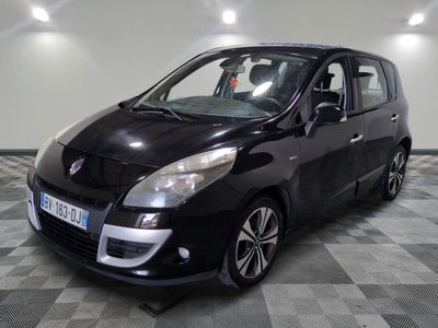 la photo d'une petite voiture noire garée dans un garage