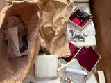 une boîte en carton remplie d'objets divers qui s'y trouvent