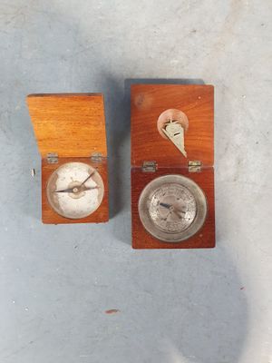 deux horloges posées l'une sur l'autre