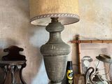 une lampe posée sur une table