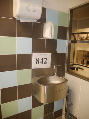 une salle de bains avec un lavabo et un miroir au mur