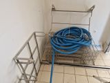 un tuyau bleu posé sur un support dans une pièce