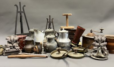 de nombreux objets métalliques de toutes sortes sur la table
