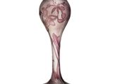 un vase en verre orné d'un motif sur fond blanc