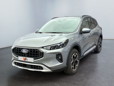 Une Ford Escape grise de 2020 est garée dans une pièce blanche