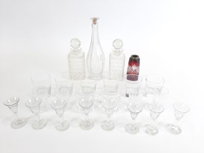 beaucoup de verres à vin et une bouteille sur la table