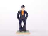 une figurine d'un homme en costume-cravate