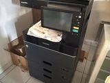 une imprimante noire posée sur une pile de cartons