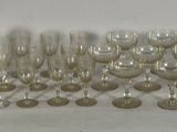 un grand nombre de verres à vin posés sur une table