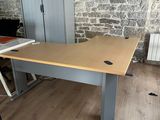 un bureau avec une chaise et une armoire dans la pièce