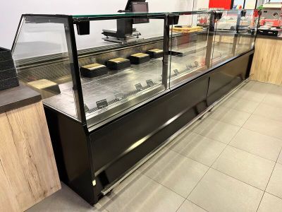 une vitrine en verre au milieu d'un magasin