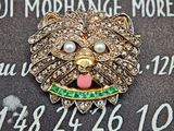 une broche représentant la tête d'un chien