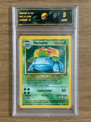 une carte Pokémon sur laquelle figure une grenouille bleue et jaune