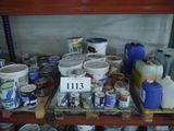 de nombreux pots de peinture et des pots de peinture sur une étagère