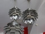 trois lampes suspendues au plafond dans une pièce