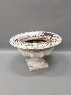Vase Médicis en fonte. H. 36 cm.