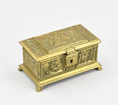 une boîte ancienne en laiton ornée d'une scène sur le couvercle