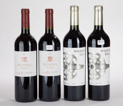trois bouteilles de vin sont alignées sur une surface blanche