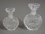 deux vases en verre posés l'un à côté de l'autre sur une table