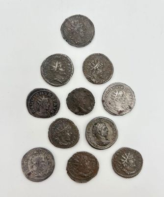 une pile de pièces d'argent posée sur une surface blanche