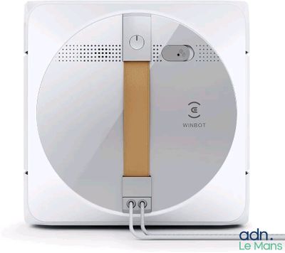 une console Wii posée sur une table blanche