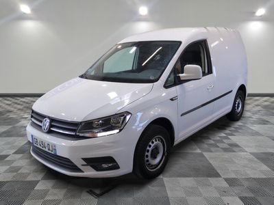 la camionnette blanche est garée sur un sol carrelé en damier