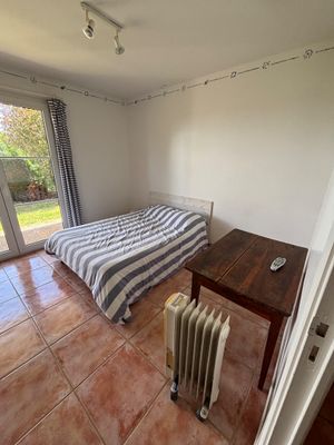 une chambre avec un lit et un radiateur à l'intérieur