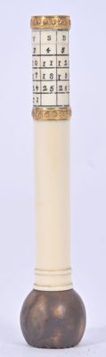 un vase blanc orné d'une bordure dorée et de chiffres