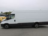 la camionnette blanche est garée dans un parking avec d'autres véhicules