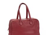un sac à main en cuir rouge sur fond blanc