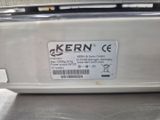 une étiquette au dos d'une machine sur laquelle est inscrit « kern »