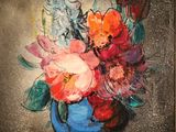 un tableau représentant un vase bleu contenant des fleurs
