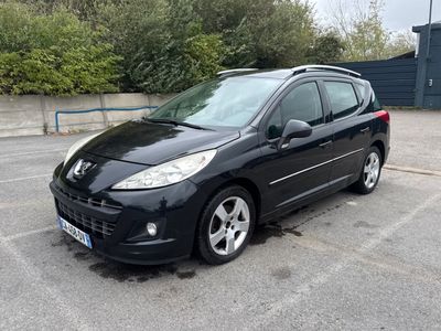 la petite voiture noire est garée dans le parking