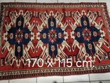 un gros plan d'un tapis posé sur un sol carrelé