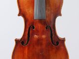 un vieux violon avec un archet sur fond blanc