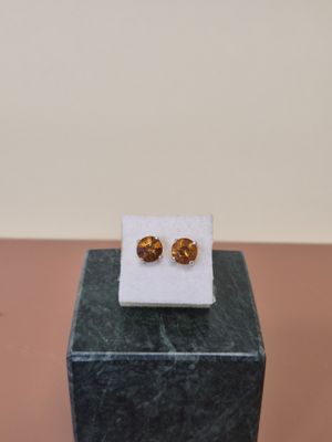 une paire de boucles d'oreilles posée sur un bloc de marbre