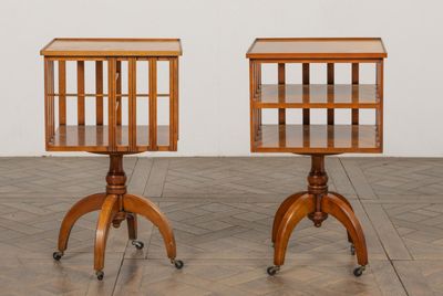 deux tables en bois munies de roulettes, posées sur un sol carrelé