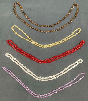 un ensemble de colliers en perles de différentes couleurs et tailles