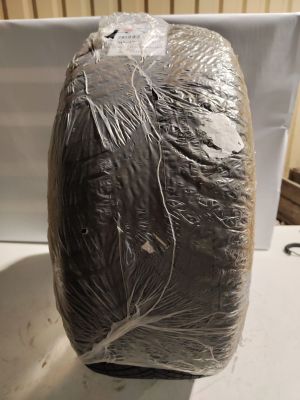 un sac de film alimentaire enroulé autour d'un siège de WC