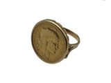 un gros plan d'une bague sur laquelle est posée une pièce de monnaie