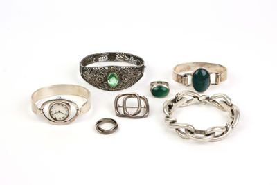 un assortiment de bagues et de bracelets sur un fond blanc