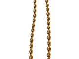 gros plan d'un collier en or sur fond blanc
