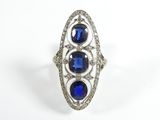 un gros plan d'une bague ornée de pierres bleues et de diamants