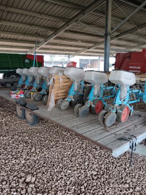 un tracteur garé à côté d'un rang de maïs